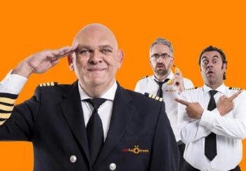 Comandante Lara y otros actores en un espectáculo de comedia