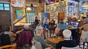 Evento de música de cámara en un salón con público y músicos