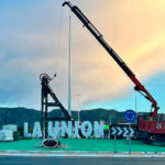 Instalación de un castillete y letras en la entrada norte de La Unión