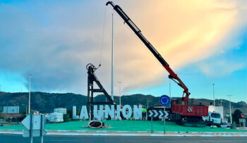 Instalación de un castillete y letras en la entrada norte de La Unión