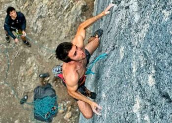 Álex Ventajas escalando en una pared rocosa en Italia