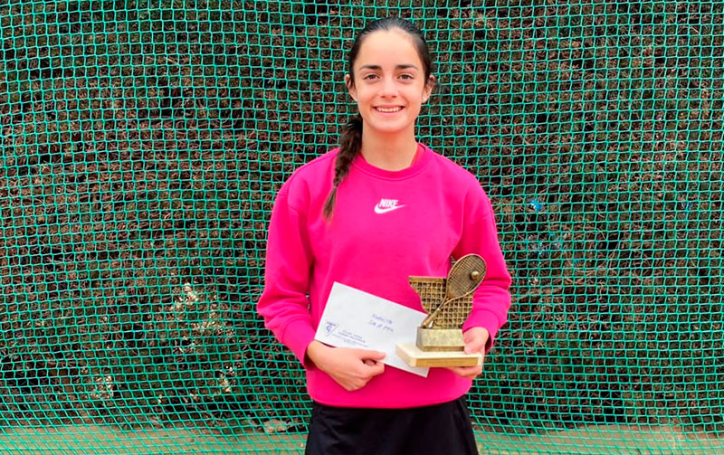 Estrella Pérez sosteniendo un trofeo tras ganar un torneo de tenis