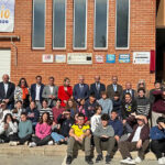 Grupo de estudiantes y autoridades en el 50 aniversario del IES Luis Manzanares