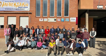 Grupo de estudiantes y autoridades en el 50 aniversario del IES Luis Manzanares