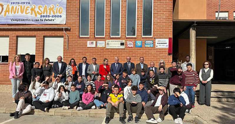 Grupo de estudiantes y autoridades en el 50 aniversario del IES Luis Manzanares