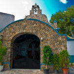 Ermita de El Pasico rodeada de vegetación y cielo azul