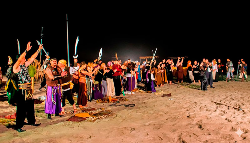 Participantes en las Incursiones Berberiscas celebrando en la playa de Los Alcázares.