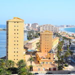 Vista panorámica de La Manga con edificios y mar