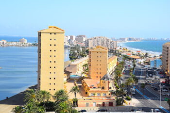 Vista panorámica de La Manga con edificios y mar