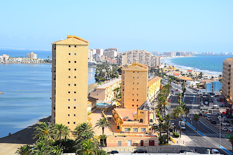 Vista panorámica de La Manga con edificios y mar