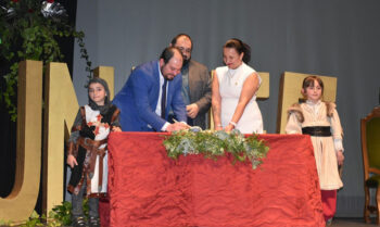 Firma del alcalde de Los Alcázares en el Libro de Oro de la UNDEF