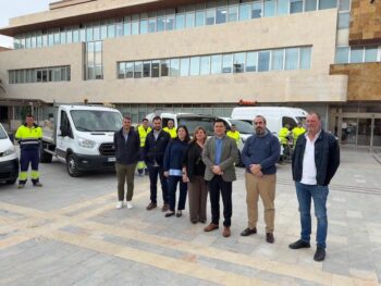 Equipo de mantenimiento de calles en San Javier con vehículos de intervención.