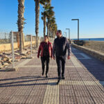 Dos personas caminando por el Paseo Marítimo en Los Alcázares