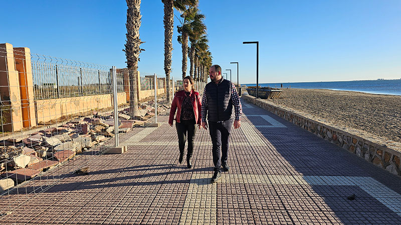 Dos personas caminando por el Paseo Marítimo en Los Alcázares