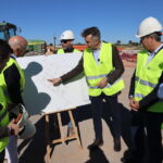 Grupo de personas revisando un plano del Plan de Los Sáez en San Pedro del Pinatar
