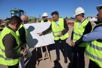 Grupo de personas revisando un plano del Plan de Los Sáez en San Pedro del Pinatar