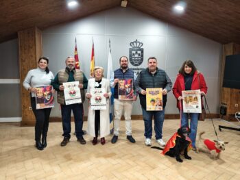 Presentación del Carnaval 2026 en Los Alcázares con participantes y carteles.