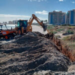 Máquina trabajando en la restauración de dunas en La Manga del Mar Menor