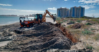 Máquina trabajando en la restauración de dunas en La Manga del Mar Menor