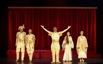 Actores en escena durante la obra Shakespeare y Compañía en El Algar