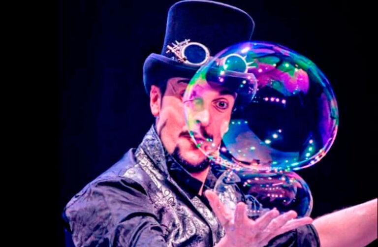 Artista mostrando burbujas mágicas en un espectáculo familiar