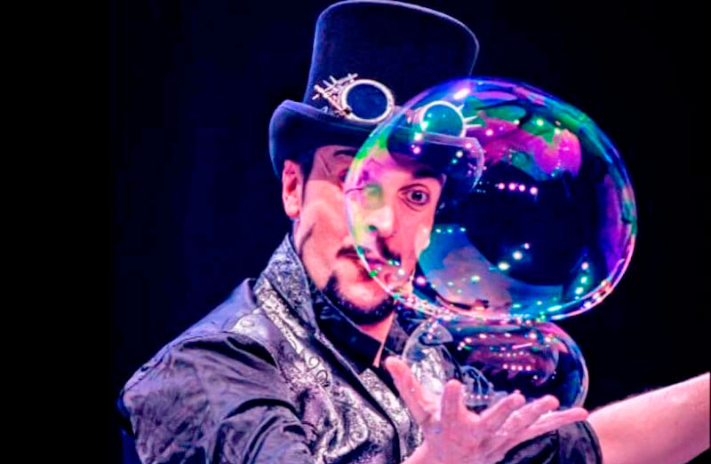 Artista mostrando burbujas mágicas en un espectáculo familiar