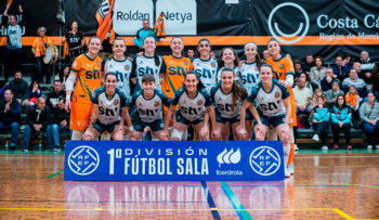 Equipo femenino de fútbol sala STV Roldán posando en la cancha