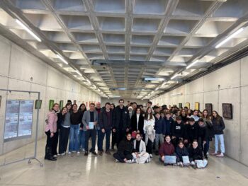 Grupo de personas en la exposición sobre Azorín en Torre Pacheco
