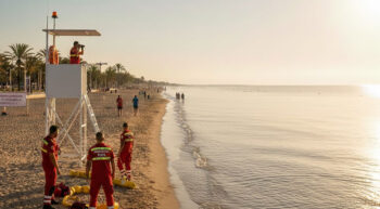 Socorristas en la playa de Los Alcázares durante el atardecer