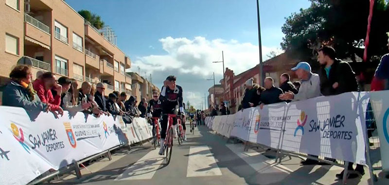 Ciclistas compiten en la Vuelta Ciclista Región de Murcia en San Javier