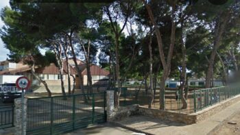 Vista del colegio Virgen de Loreto con pinos talados