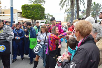 Multitud celebrando el festival de la Sardina en Santiago de la Ribera