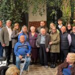 Adelina Soto rodeada de familiares y amigos en un evento de reconocimiento
