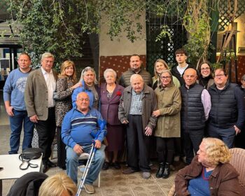 Adelina Soto rodeada de familiares y amigos en un evento de reconocimiento