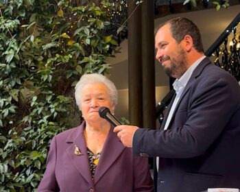 Adelina Soto recibiendo un premio en un evento en Los Alcázares
