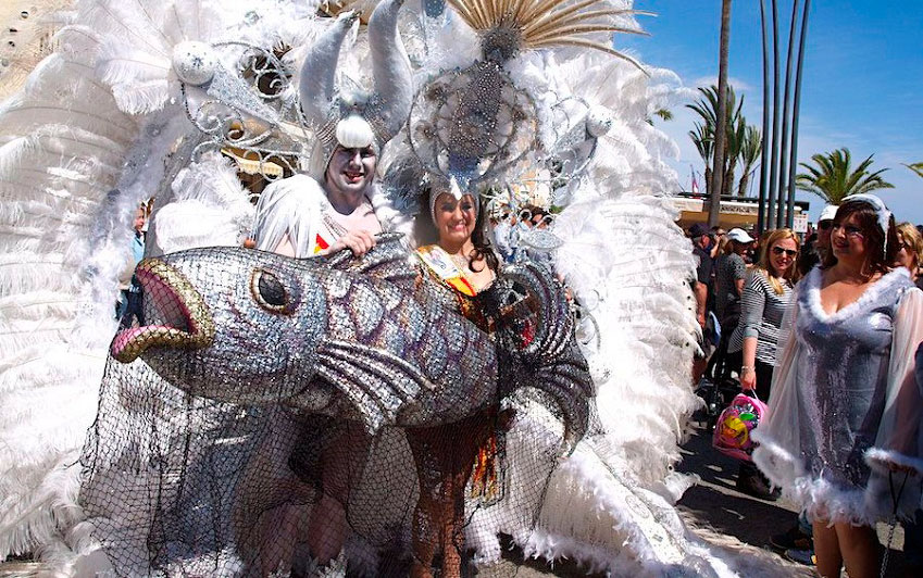 Personas disfrazadas de sardinas en el carnaval de San Javier