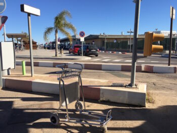 Carrito de equipaje en el antiguo aeropuerto de San Javier, Murcia