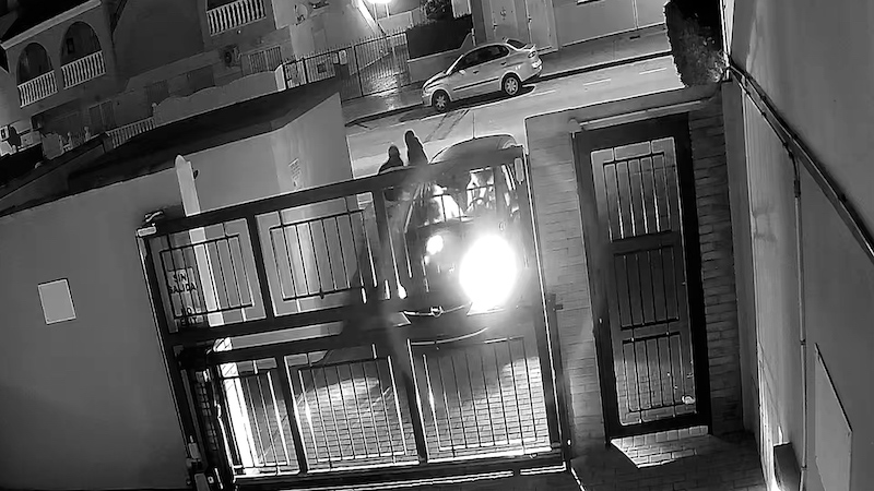 Captura de seguridad mostrando un robo de patines eléctricos en San Javier