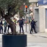 Policías en la escena de un atraco frustrado en un banco