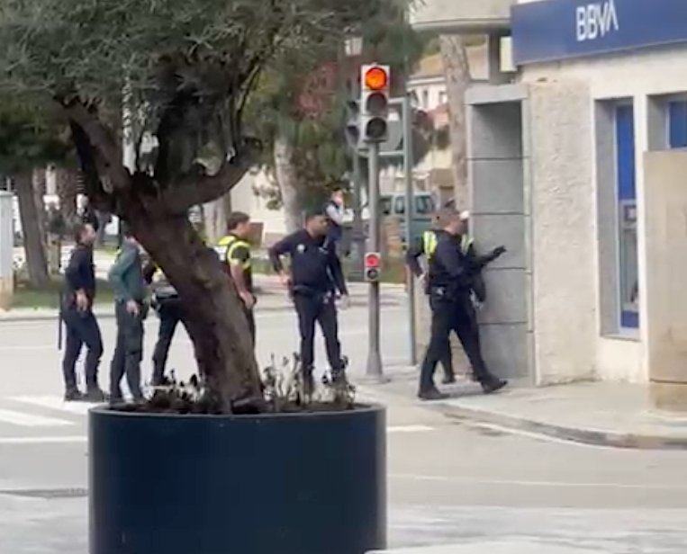 Policías en la escena de un atraco frustrado en un banco
