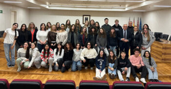 Grupo de estudiantes de Erasmus en Torre Pacheco con autoridades locales