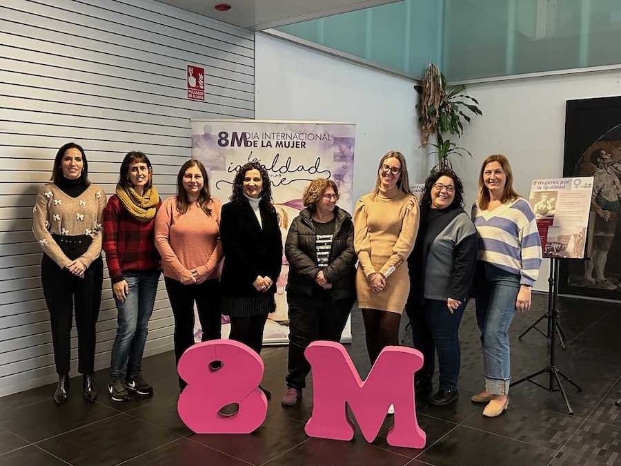 Grupo de mujeres en la exposición sobre igualdad en Torre Pacheco