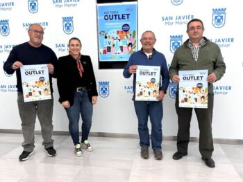 Cuatro personas sosteniendo carteles de la feria outlet en Santiago de la Ribera