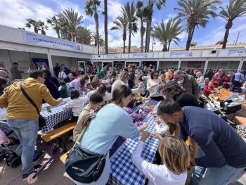 Familias disfrutando de la Feria Outlet en Santiago de la Ribera