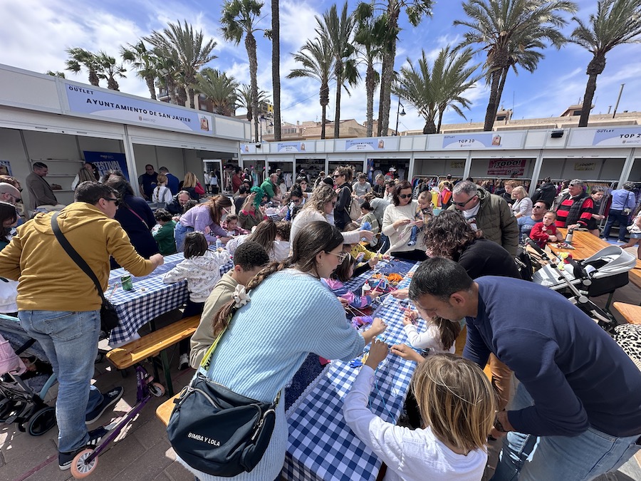 Familias disfrutando de la Feria Outlet en Santiago de la Ribera