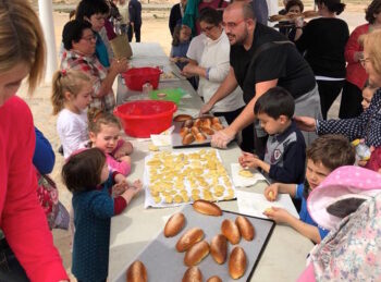 Familias preparando monas en la celebración del Día de la Mona en El Pasico