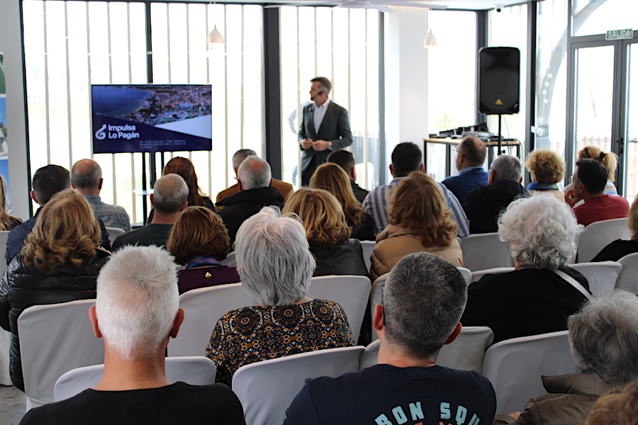Presentación del plan Impulsa Lo Pagán ante un público atento