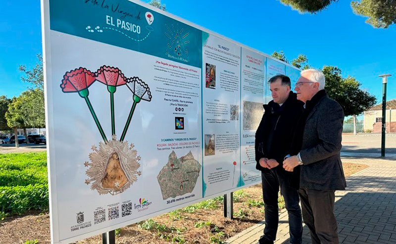 Dos hombres observando un cartel informativo sobre el Pasico