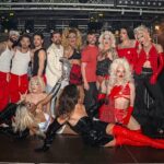 Artistas en el escenario del Shantay Club durante un espectáculo de cabaret.