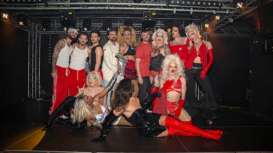 Artistas en el escenario del Shantay Club durante un espectáculo de cabaret.